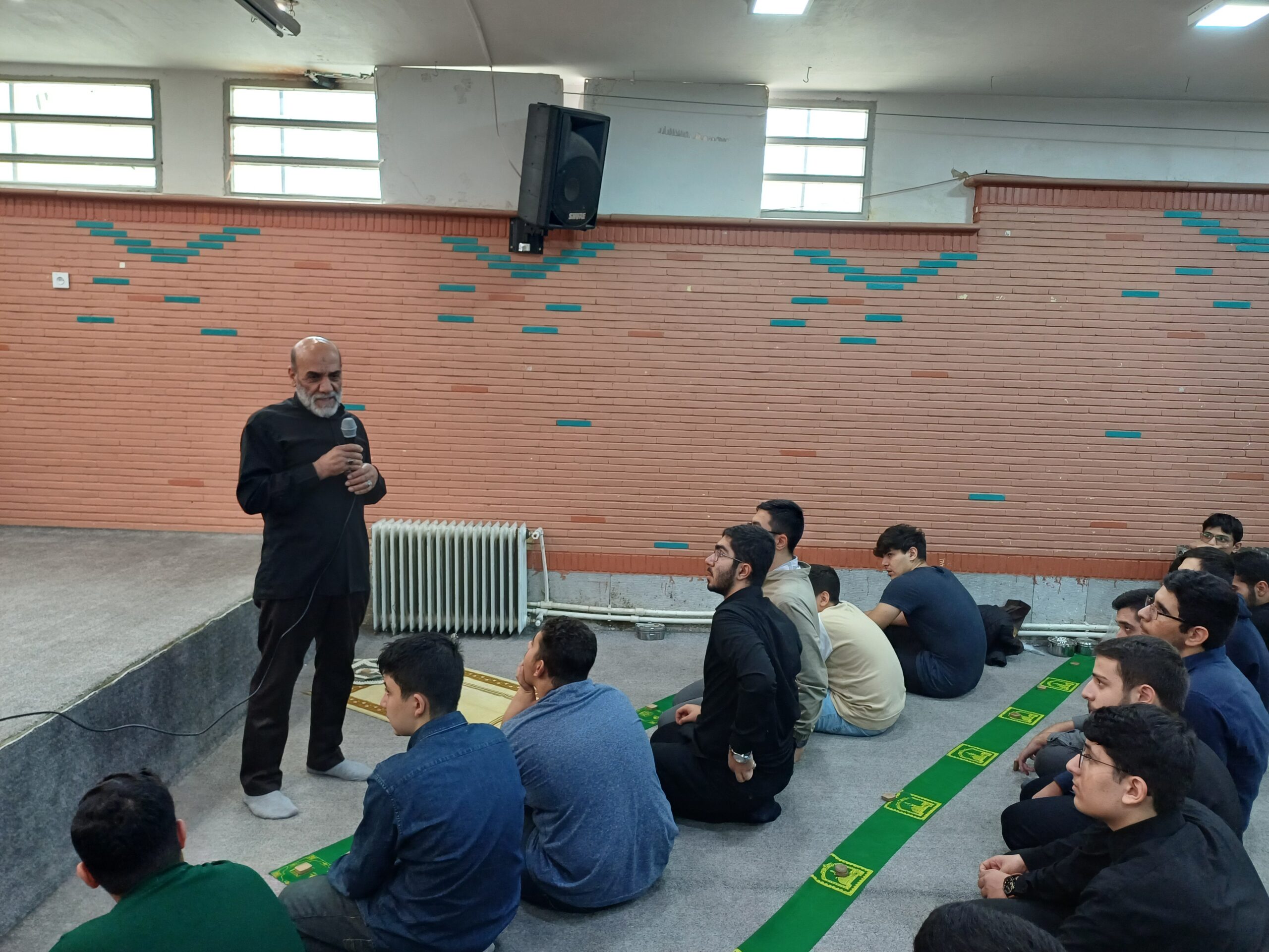 برپایی نماز جماعت و بزرگداشت ایام‌الله